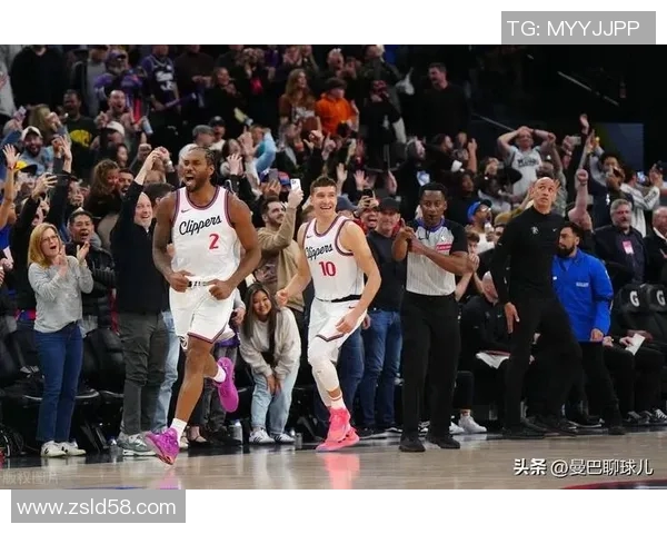 压哨绝杀的NBA杯首胜!快船赢球海报:比尔和小卡击掌庆祝 压哨绝杀的NBA杯首胜!快船赢球海报:比尔和小卡击掌庆祝