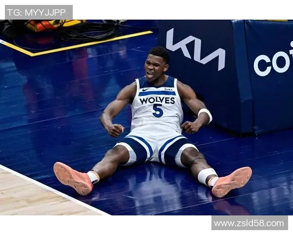 大陀螺！爱德华兹拿球连续转身 晃开防守上篮打中