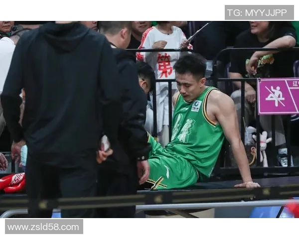 赵继伟突破落地后受伤,目前已去往医院接受检查不会回归比赛 赵继伟突破落地后受伤,目前已去往医院接受检查不会回归比赛